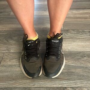 Worn Size 8 nike women running
Sneakers.